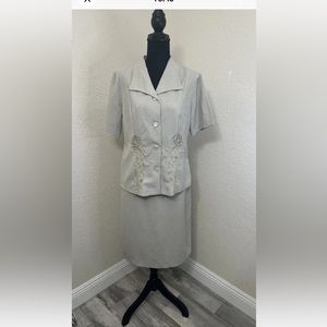 Lisexy Women’s two-Piece Sleeve Skirt Suit  Beige Embroidered Size 12